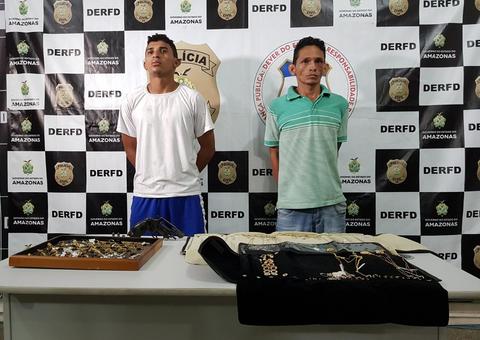 Após roubar motocicleta, dupla é presa em flagrante ao assaltar joalheria em Manaus