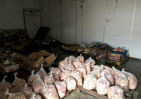 Mais de 1 tonelada de alimentos é apreendida em frigorífico clandestino em Manaus