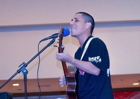 Guilherme Bonates comanda Palco Vianorte com pop, soul e rock