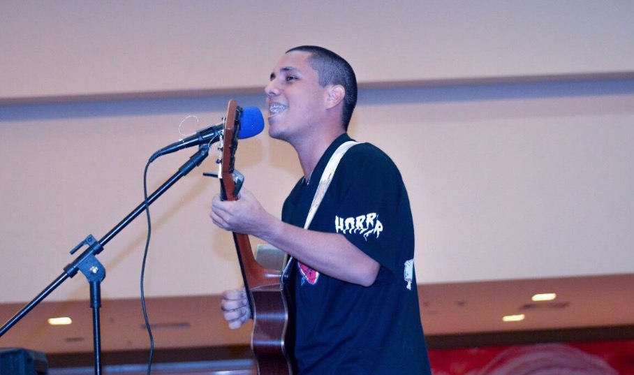 Guilherme Bonates comanda Palco Vianorte com pop, soul e rock