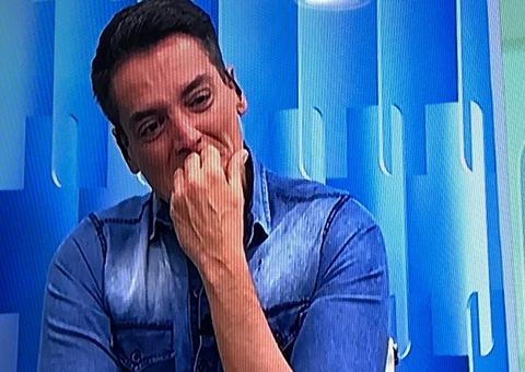 Leo Dias cai aos prantos em despedida do SBT antes de se internar em reabilitação