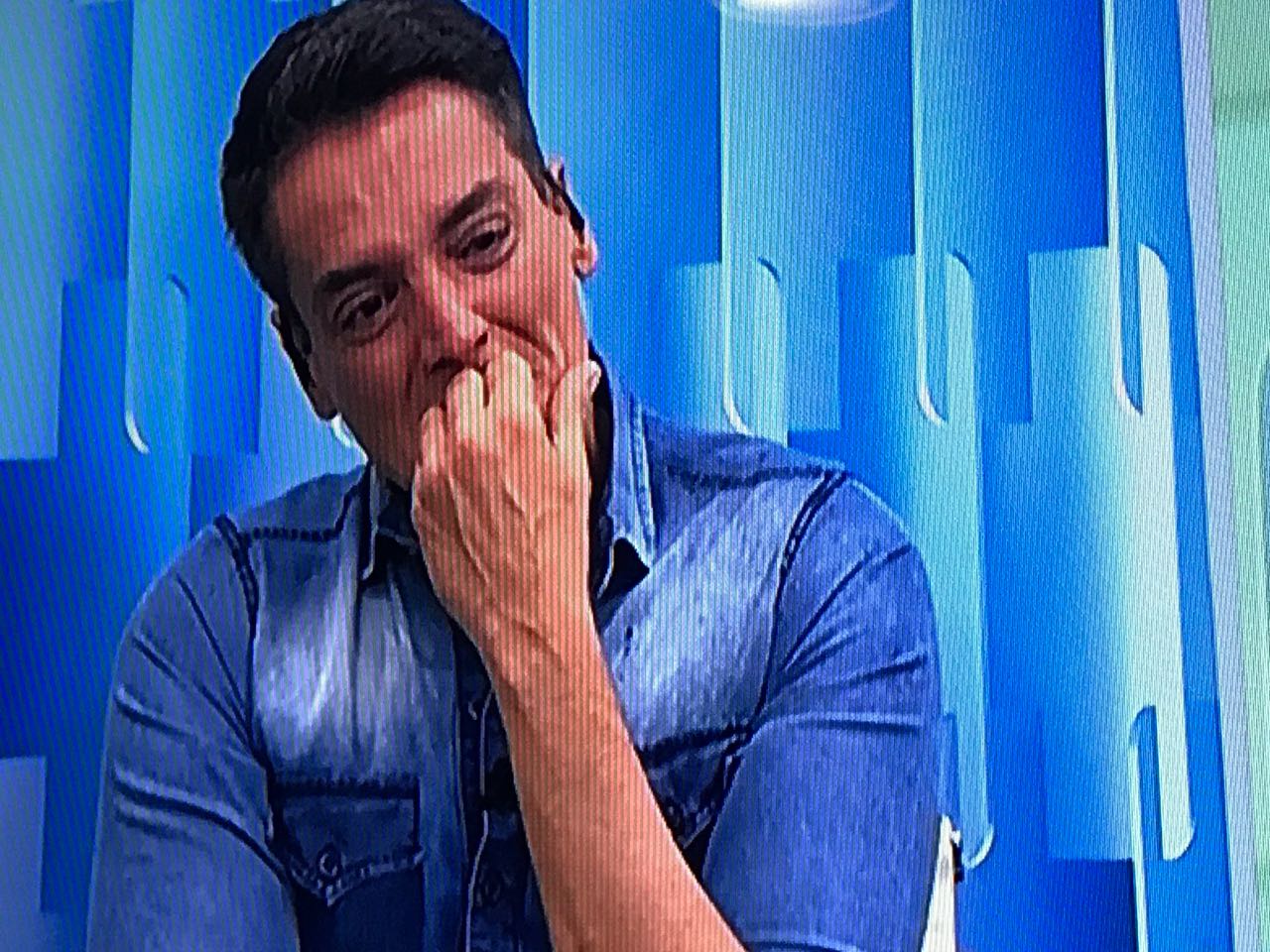 Leo Dias cai aos prantos em despedida do SBT antes de se internar em reabilitação