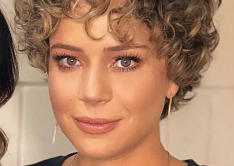 Atores da Globo vão ao enterro de menino morto em acidente de barco em Manaus