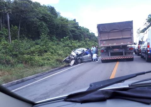 Acidente entre carro e ônibus escolar termina em morte na BR-174