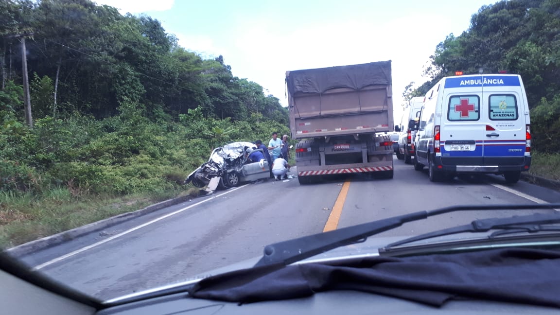 Acidente entre carro e ônibus escolar termina em morte na BR-174