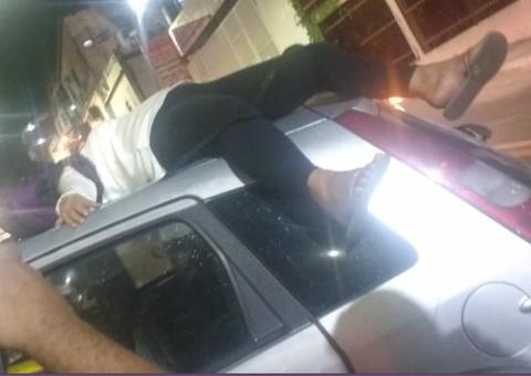 Em Manaus, mulher vai parar em cima de carro durante acidente grave