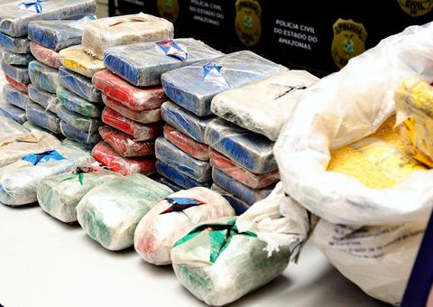Em Manaus, homem é preso com 60 kg de cocaína escondida em sacas de farinha