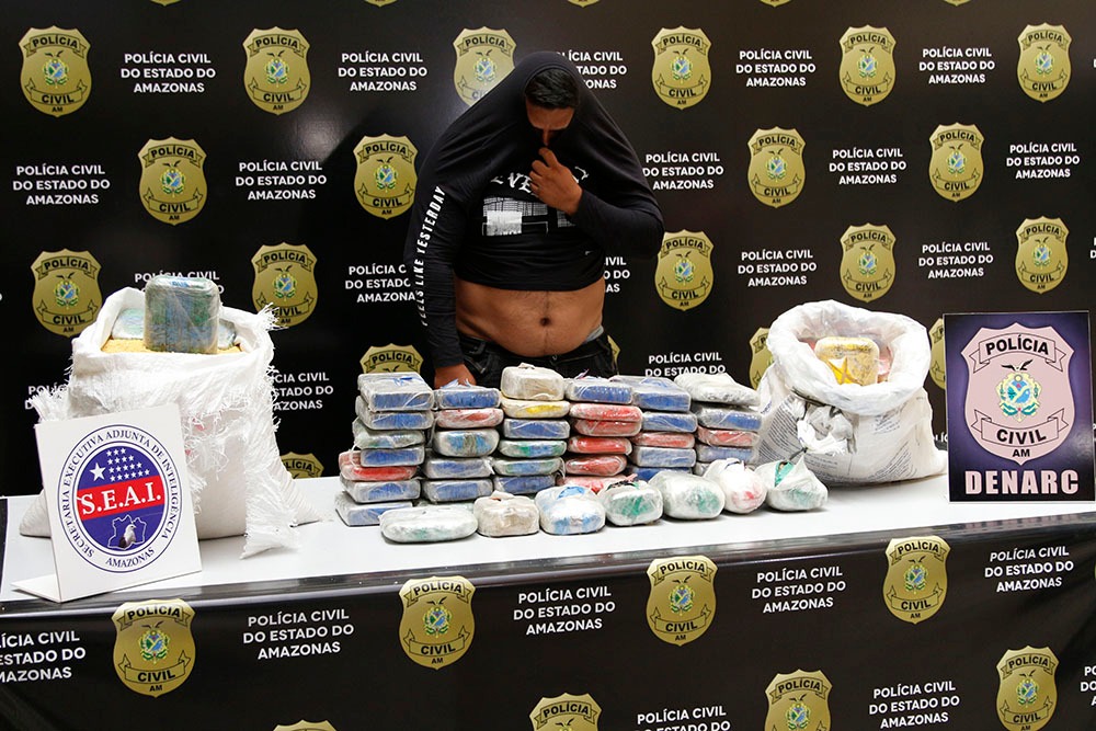 Em Manaus, homem é preso com 60 kg de cocaína escondida em sacas de farinha