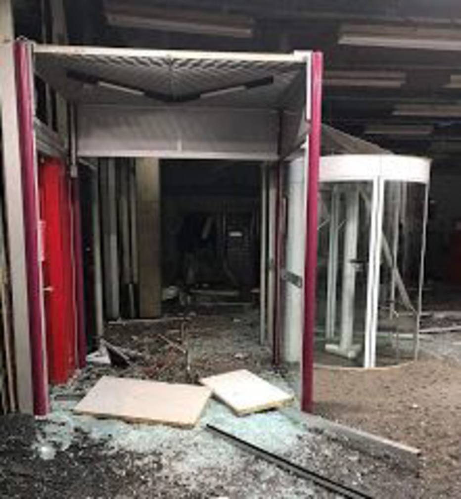 Encapuzados incendeiam carro e explodem agência bancária 