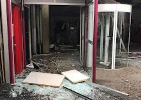 Encapuzados incendeiam carro e explodem agência bancária 