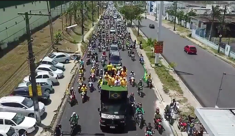  Apoiadores de Bolsonaro fazem carreata em Manaus com General Mourão; assista