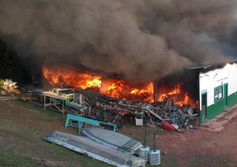 Galpão de Prefeitura no Amazonas fica destruído após incêndio