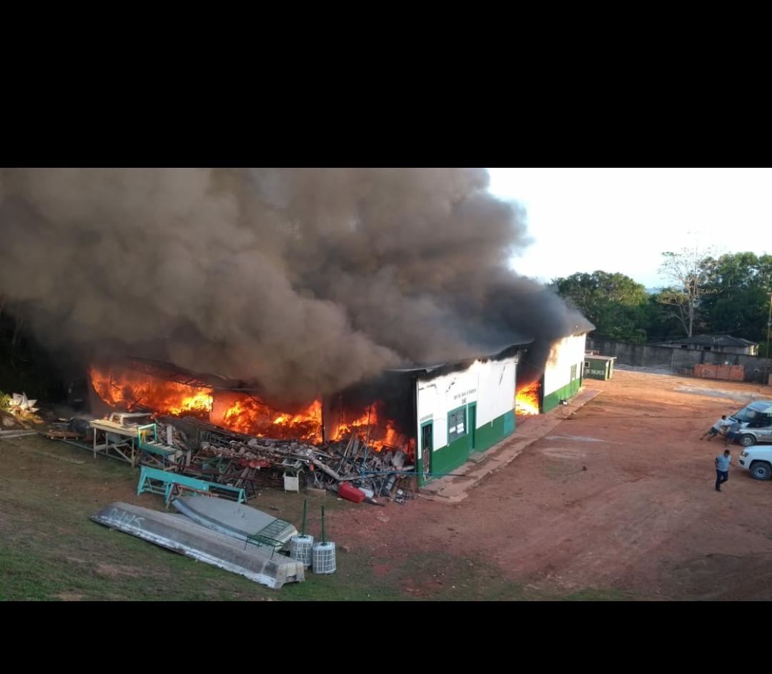Galpão de Prefeitura no Amazonas fica destruído após incêndio
