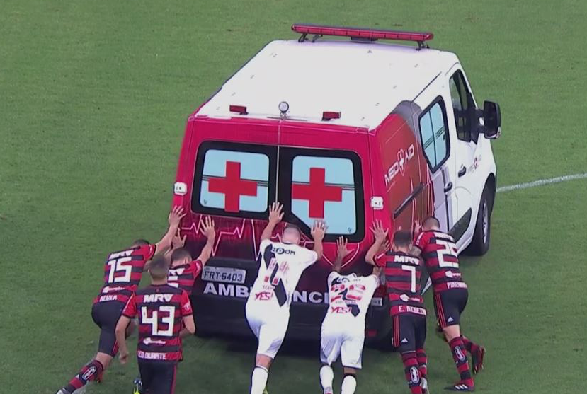 Jogadores de Flamengo e Vasco empurram ambulância após atleta desmaiar em campo