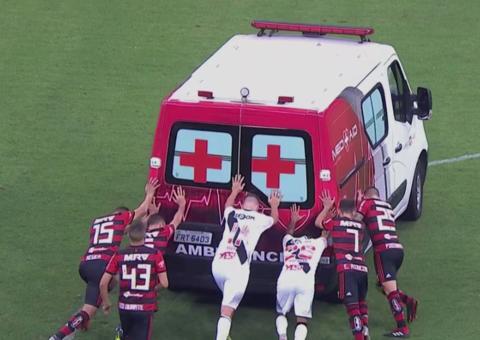 Jogadores de Flamengo e Vasco empurram ambulância após atleta desmaiar em campo