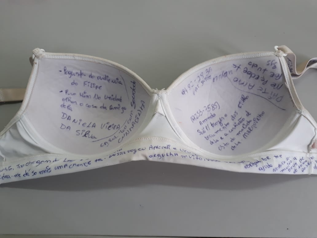 Em Manaus, mulher é detida ao ser flagrada com recados de detentas escritos no sutiã