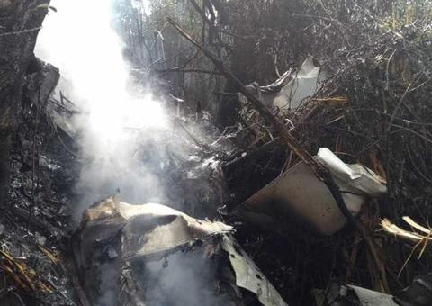 Avião cai em comunidade e uma pessoa morre carbonizada