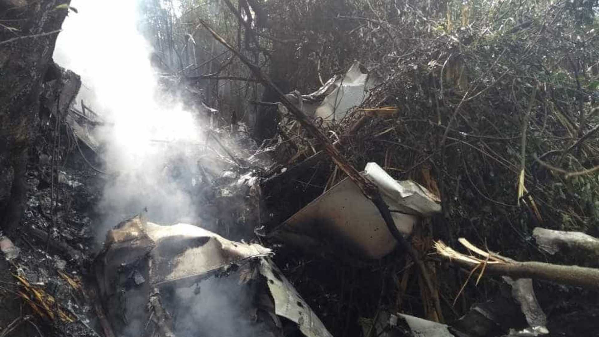 Avião cai em comunidade e uma pessoa morre carbonizada