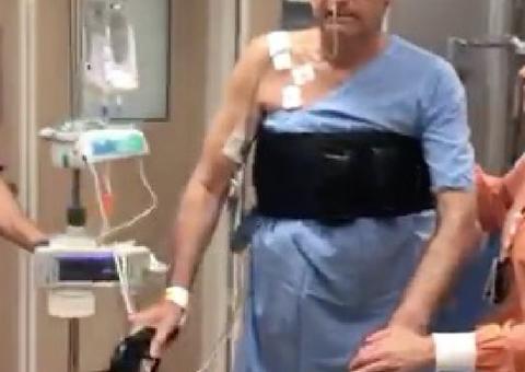  Bolsonaro é filmado saindo de UTI com ajuda de andador 