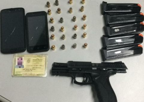 Falso policial é preso com pistola durante revista em ônibus de Manaus