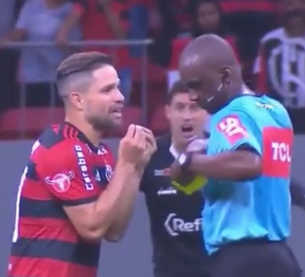 Expulso no Flamengo, Diego nega xingamento que árbitro relatou na súmula
