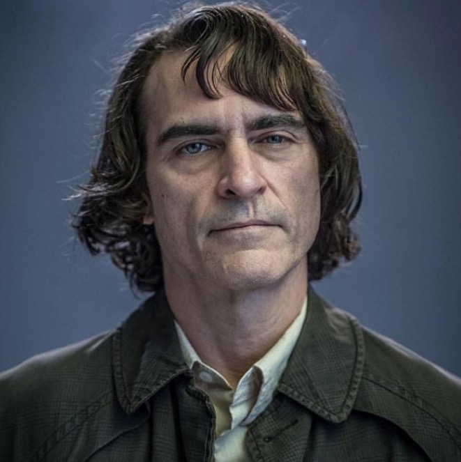 Divulgada 1ª foto do novo Coringa dos cinemas, vem ver!