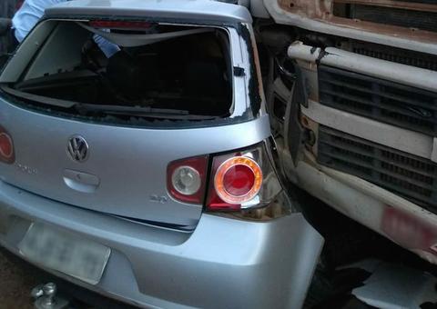 Jovens morrem após carro rodar na pista e atingir caminhão em cheio no MT