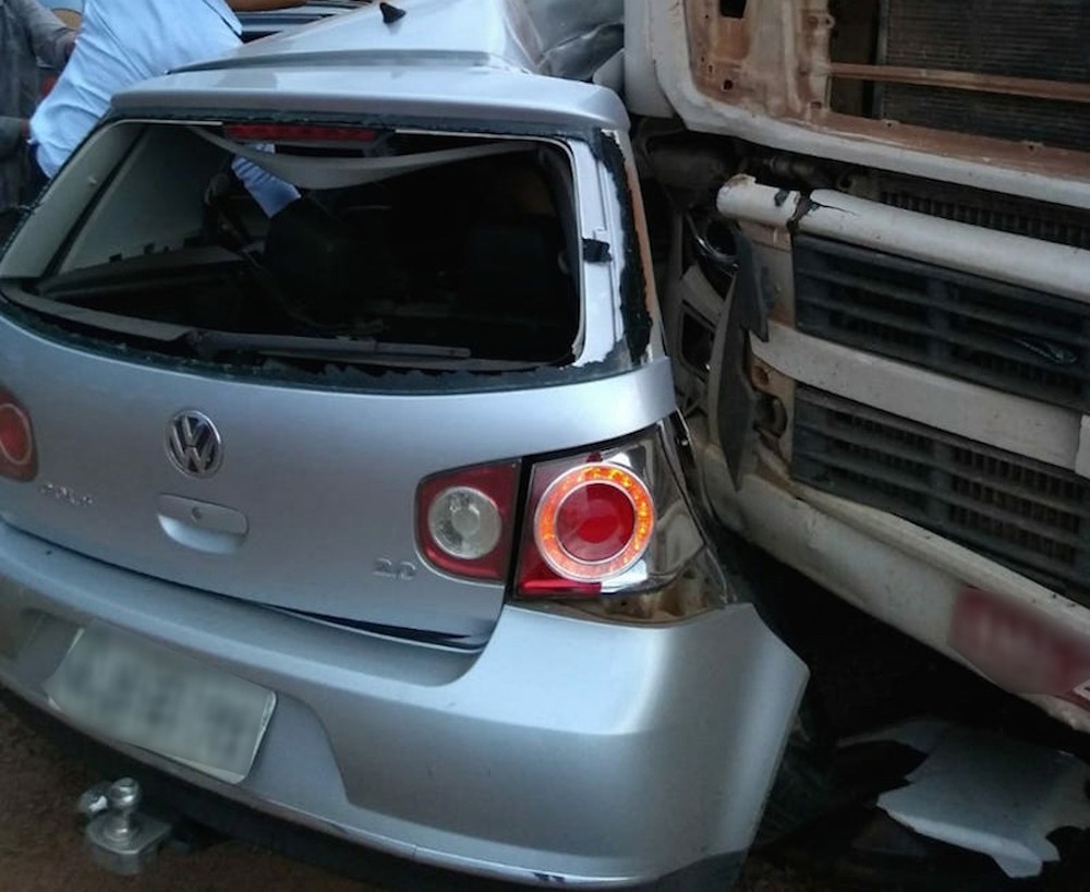Jovens morrem após carro rodar na pista e atingir caminhão em cheio no MT