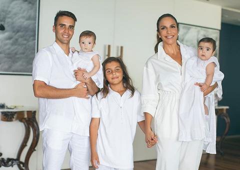 Em clique raro, Ivete Sangalo aparece com filhas gêmeas em batizado