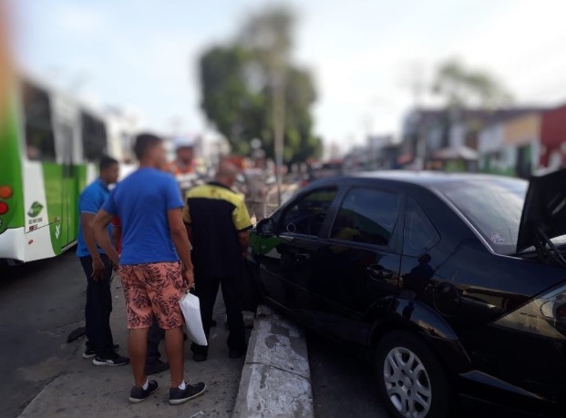 Em Manaus, carro desgovernado invade canteiro central e assusta pedestres