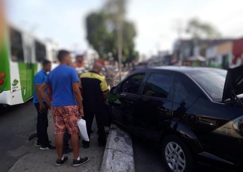 Em Manaus, carro desgovernado invade canteiro central e assusta pedestres