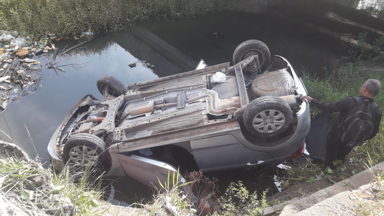 Mulher fica ferida após carro despencar em igarapé de Manaus