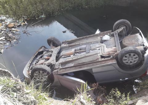 Mulher fica ferida após carro despencar em igarapé de Manaus