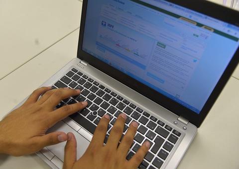 Mais de 2,6 milhões de contribuintes recebem hoje restituição do IR