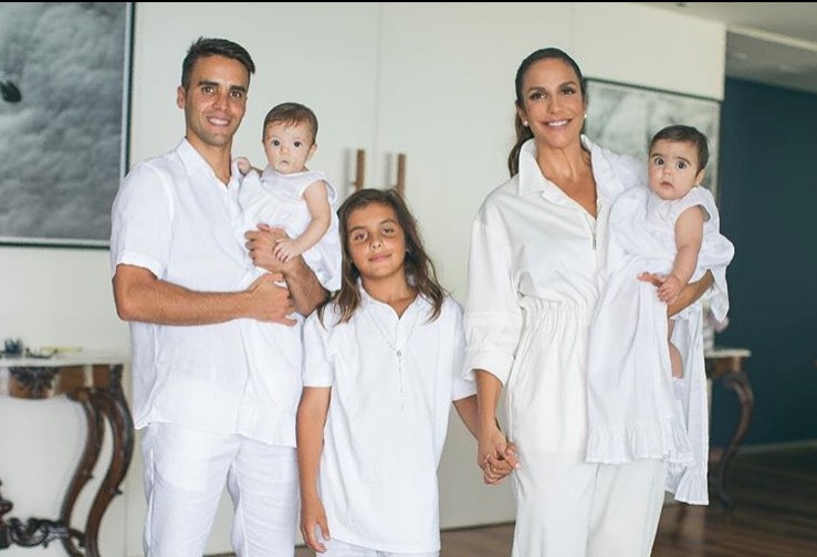 Ivete Sangalo batiza as gêmeas Marina e Helena, veja fotos