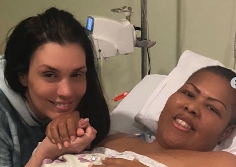 Com câncer, Deise do Fat Family recebe visita de Simony no hospital