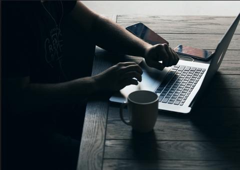 Grupo de mulheres contrárias a Bolsonaro retoma conta hackeada no Facebook