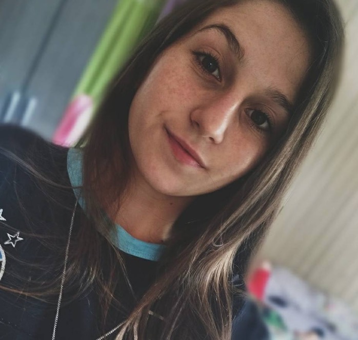 Adolescente é arrastada por quilômetros e morre após blusa ficar presa em ônibus