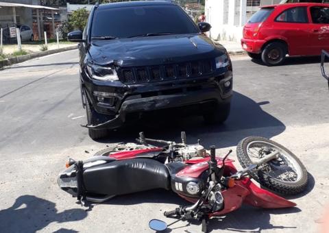 Homem fica ferido em acidente entre carro e motocicleta em Manaus