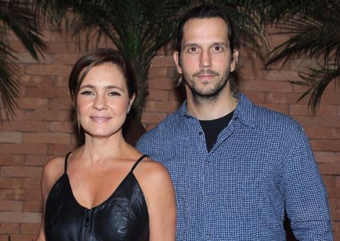 Em rara aparição, Adriana Esteves e Vladimir Brichta posam com filho caçula