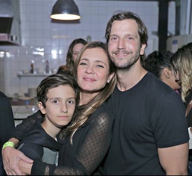 Em rara aparição, Adriana Esteves e Vladimir Brichta posam com filho caçula