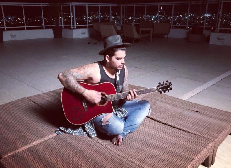  Luke Marcell apresenta música autoral em concurso do Armazém Motorock 