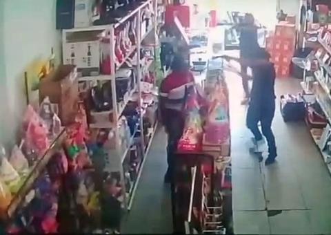 Vídeo mostra homem sendo assassinado em mercadinho de Manaus