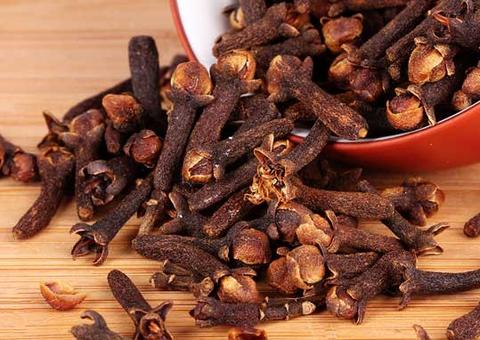 Mastigar cravo-da-Índia acelera metabolismo e melhora hálito, mas nem todos podem usar