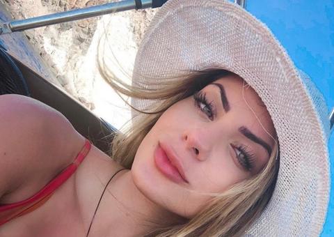 Mariana Castilho posta foto romântica com homem misterioso