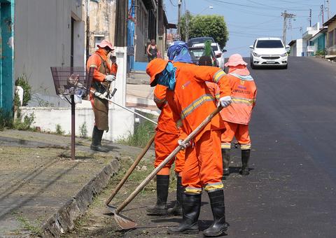 Mutirão de limpeza com remoção de entulhos e capinação passa por bairro em Manaus