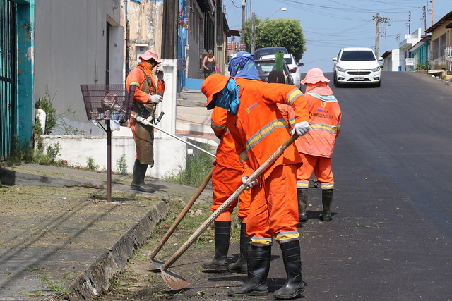 Mutirão de limpeza com remoção de entulhos e capinação passa por bairro em Manaus