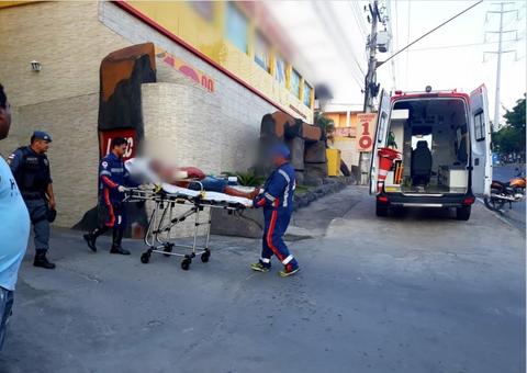 Vídeo mostra homem saindo esfaqueado de motel em Manaus após discussão com adolescente