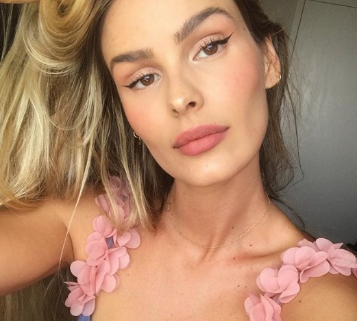 Yasmin Brunet revela que começou a fumar aos 13 anos