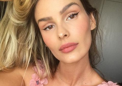 Yasmin Brunet revela que começou a fumar aos 13 anos